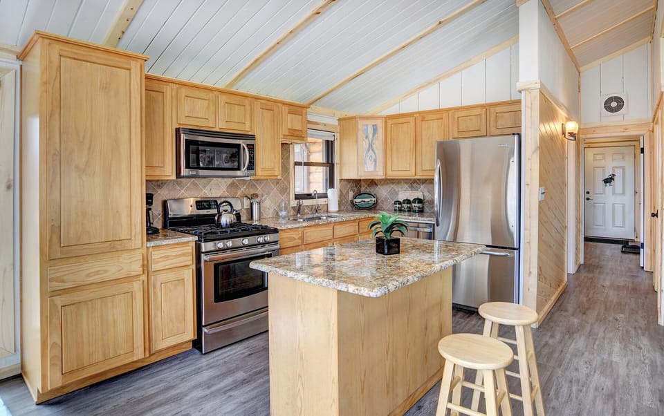 Open kitchen Warrick Cabin VRC Rental Home - Fully equipped kitchen with granite countertops, gas range and kitchen island.  Perfect for entertaining or a quiet night in.