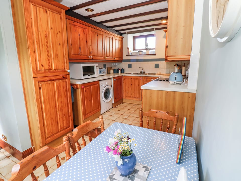 Cottage | Private kitchen | Fridge, electric kettle, toaster, cookware/dishes/utensils
