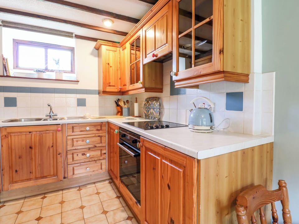 Cottage | Private kitchen | Fridge, electric kettle, toaster, cookware/dishes/utensils