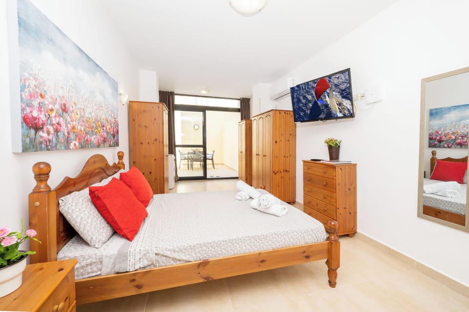 Studio | Desk, laptop workspace, iron/ironing board, free WiFi