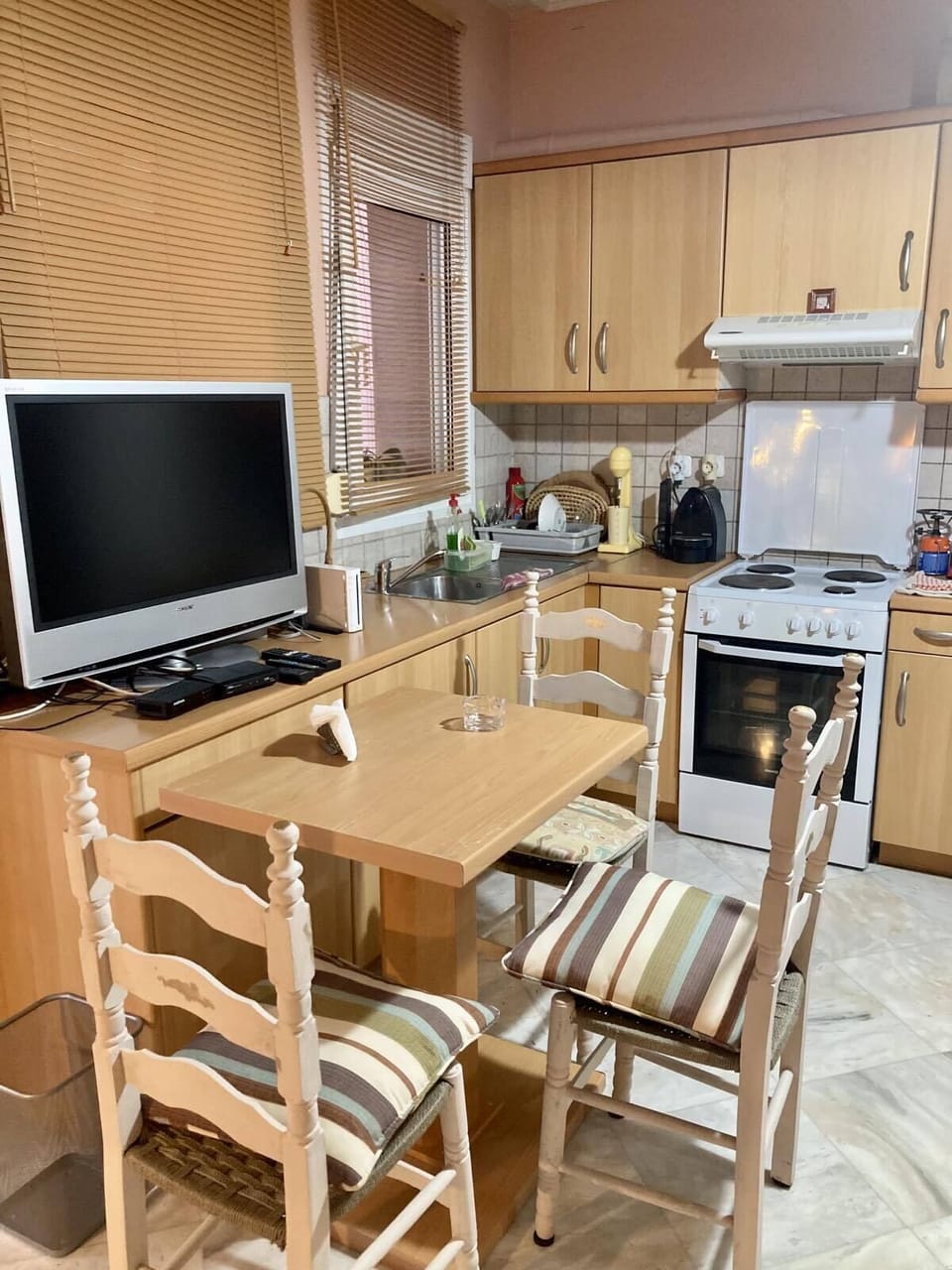Studio | Private kitchen | Full-size fridge, microwave, oven, electric kettle