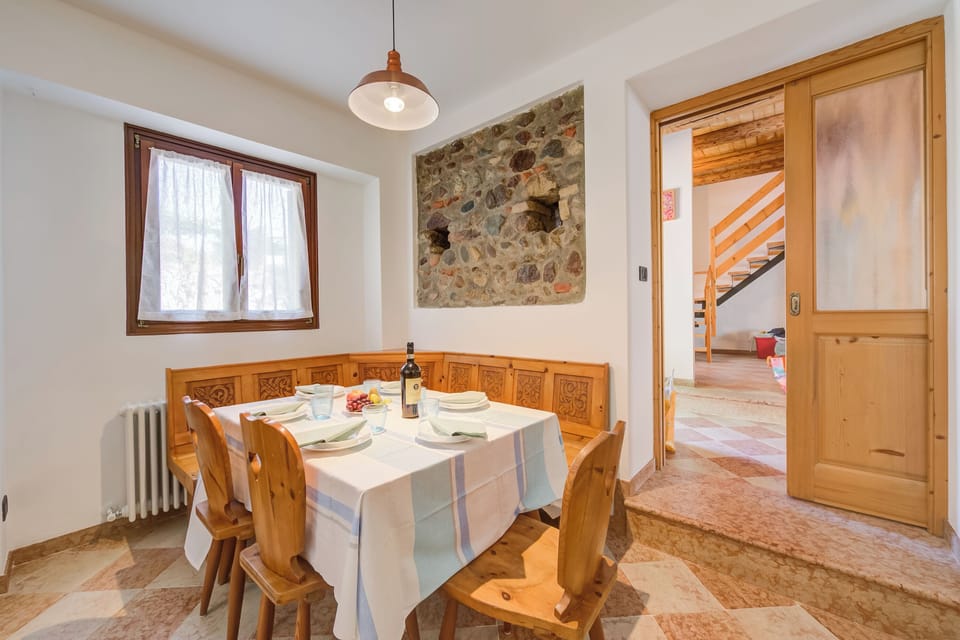 Family House, 2 Bedrooms, 2 Bathrooms (Casa Mondragon In Lazise) | Dining