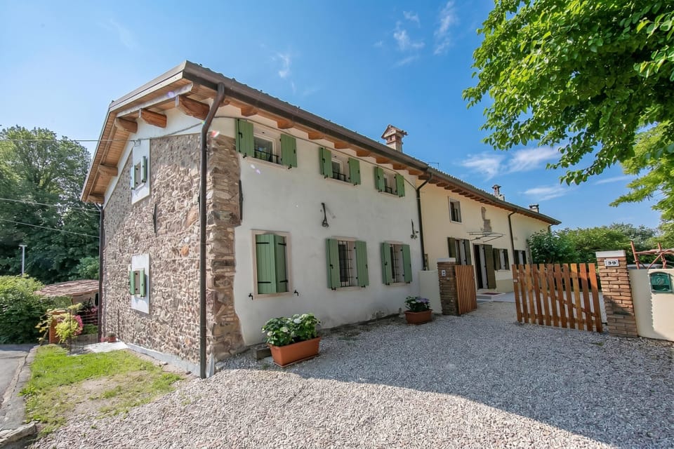 Family House, 2 Bedrooms, 2 Bathrooms (Casa Mondragon In Lazise) | Front of property