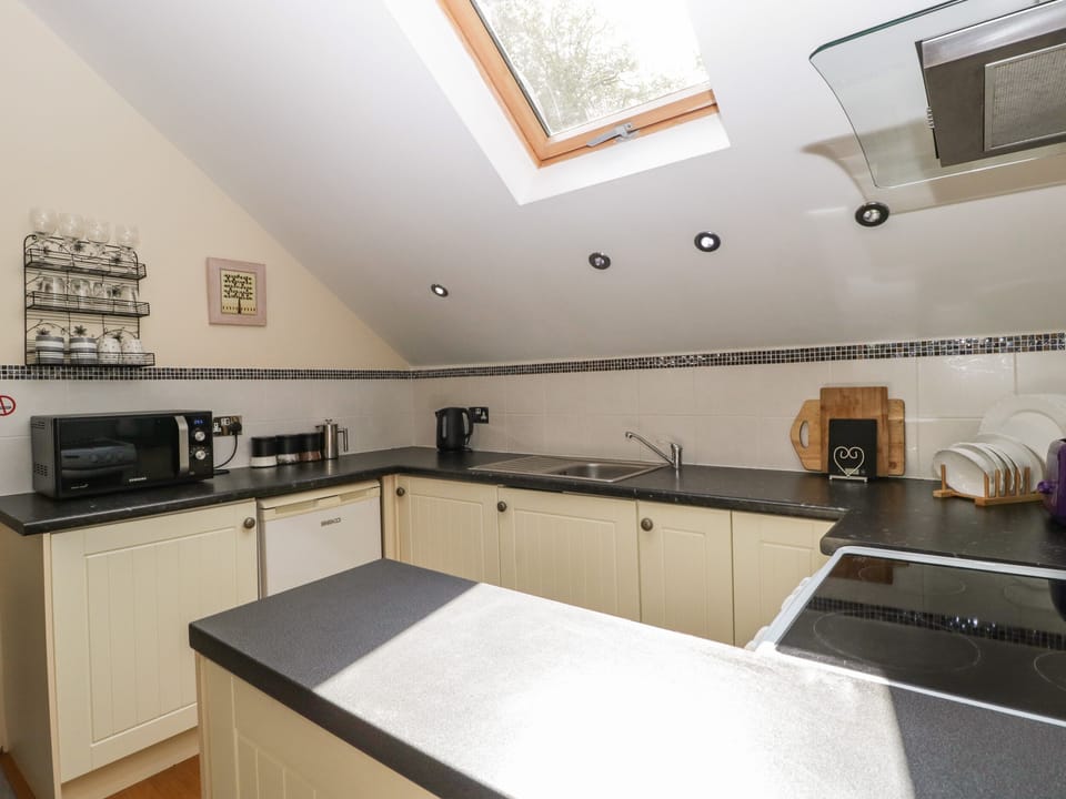 Fridge, cookware/dishes/utensils