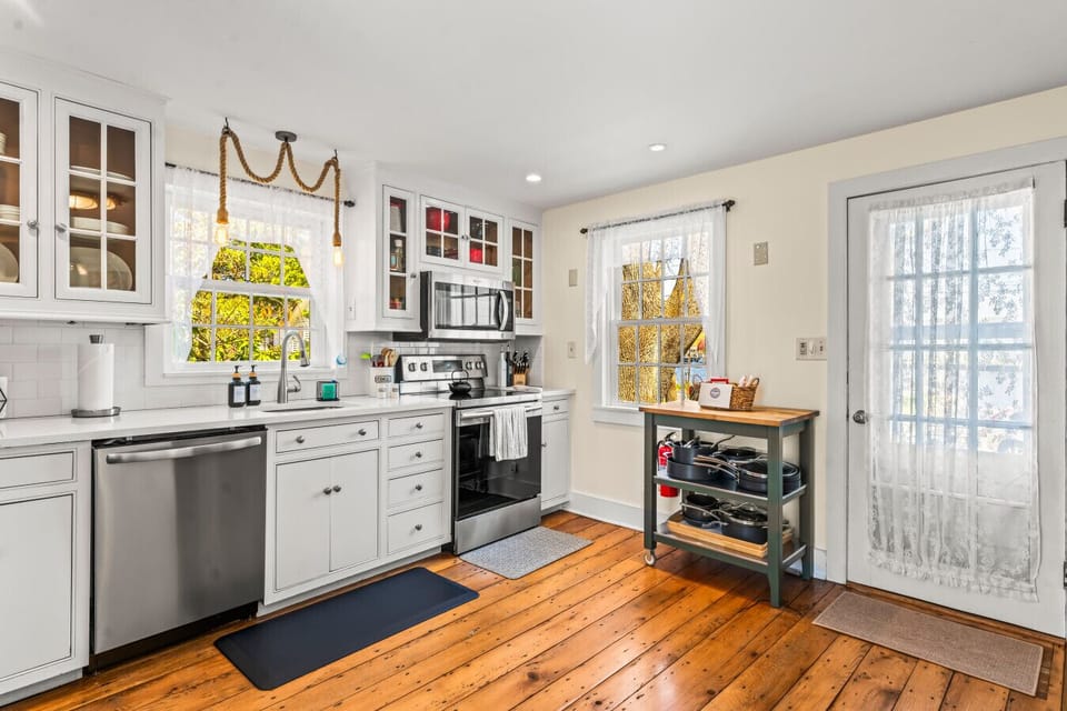 Newly renovated Kitchen in the Captain`s House. All new appliances, original hardwood floors, and plenty of sunlight. There is a door leading to a wonderful outside space for coffee with great water views.