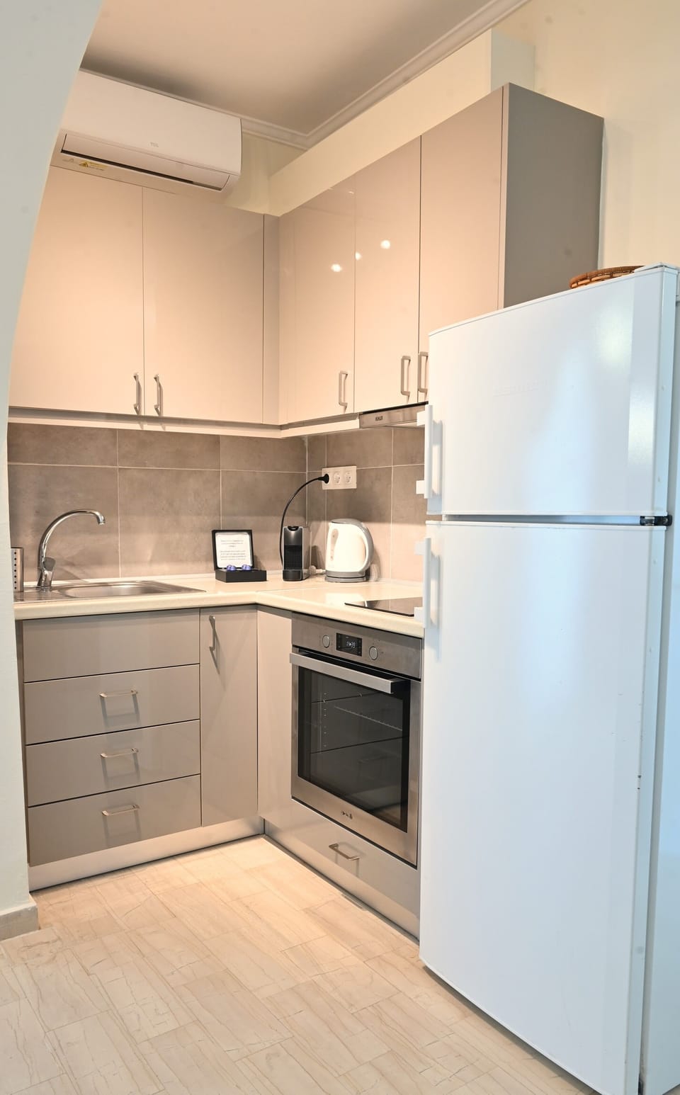 Classic Quadruple Room | Private kitchen | Fridge, coffee/tea maker, electric kettle