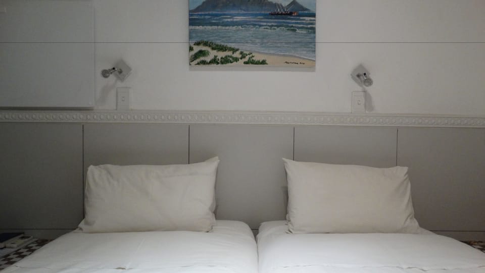 Deluxe Twin Room | In-room safe, desk, soundproofing, iron/ironing board (on request)