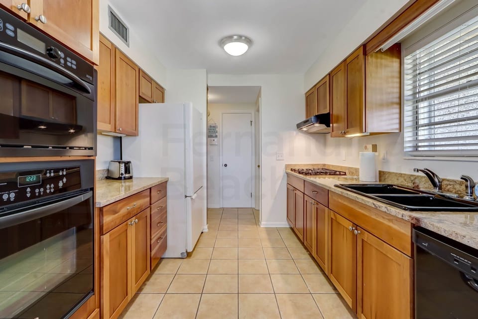 House, 3 Bedrooms | Private kitchen | Fridge, oven, coffee/tea maker, toaster