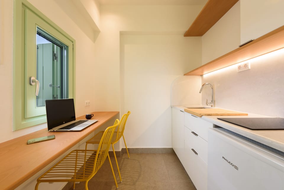 Suite | Private kitchenette | Stovetop, espresso maker, coffee/tea maker, electric kettle