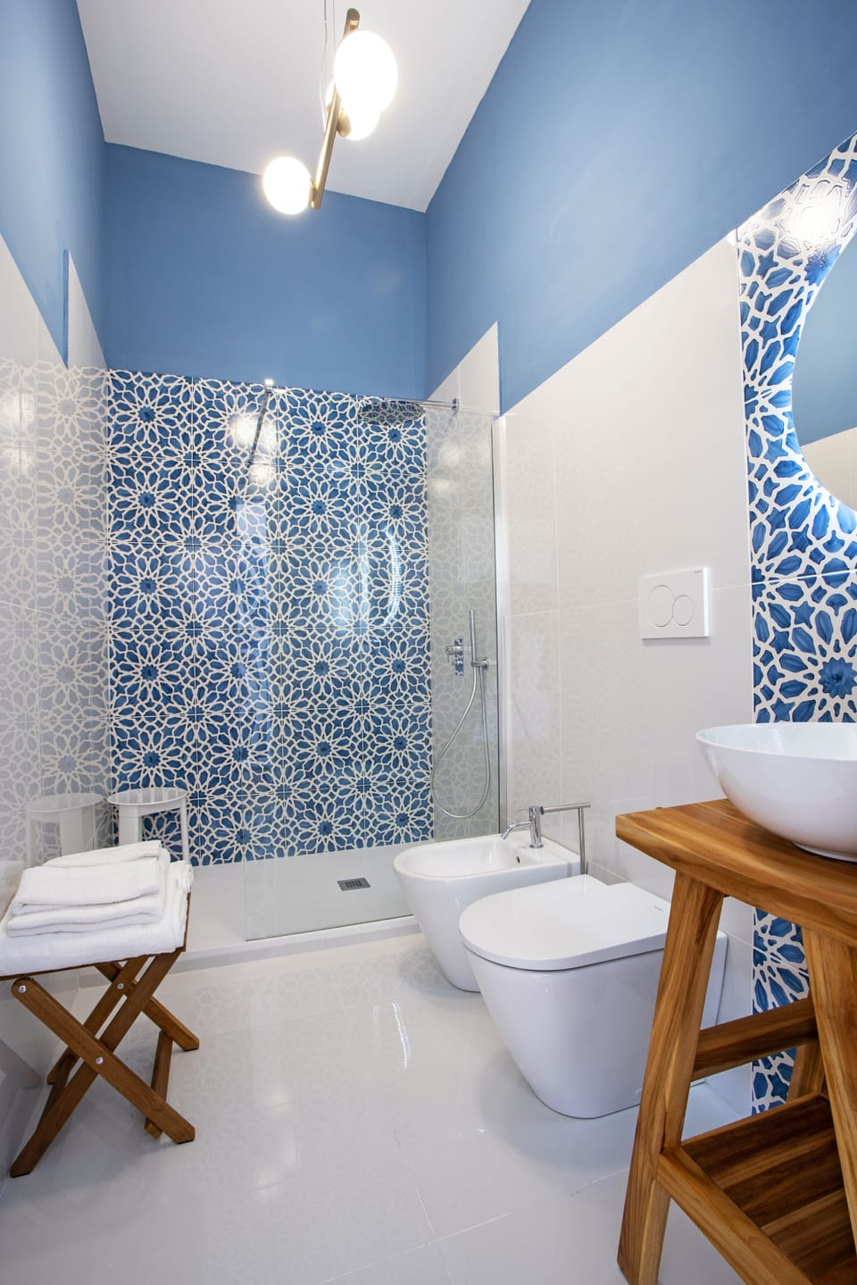 Deluxe Room, 1 King Bed, Balcony, Sea View | Minibar, in-room safe, individually decorated, individually furnished