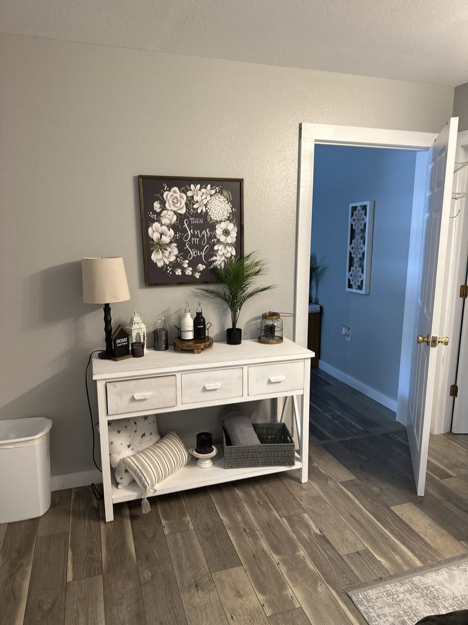 The lotion table in the bathroom