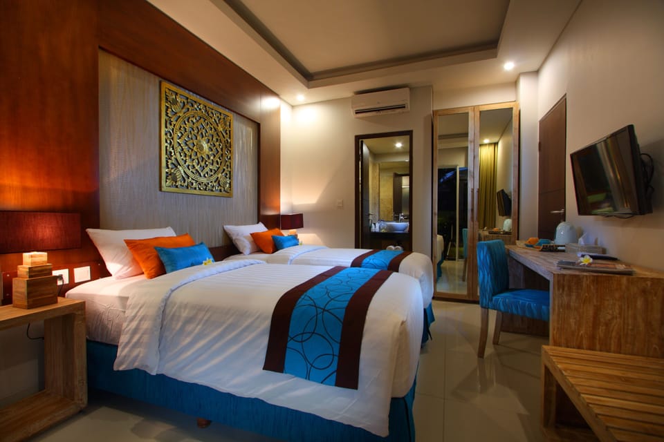 Deluxe Pool Access | Minibar, in-room safe, blackout drapes, free WiFi