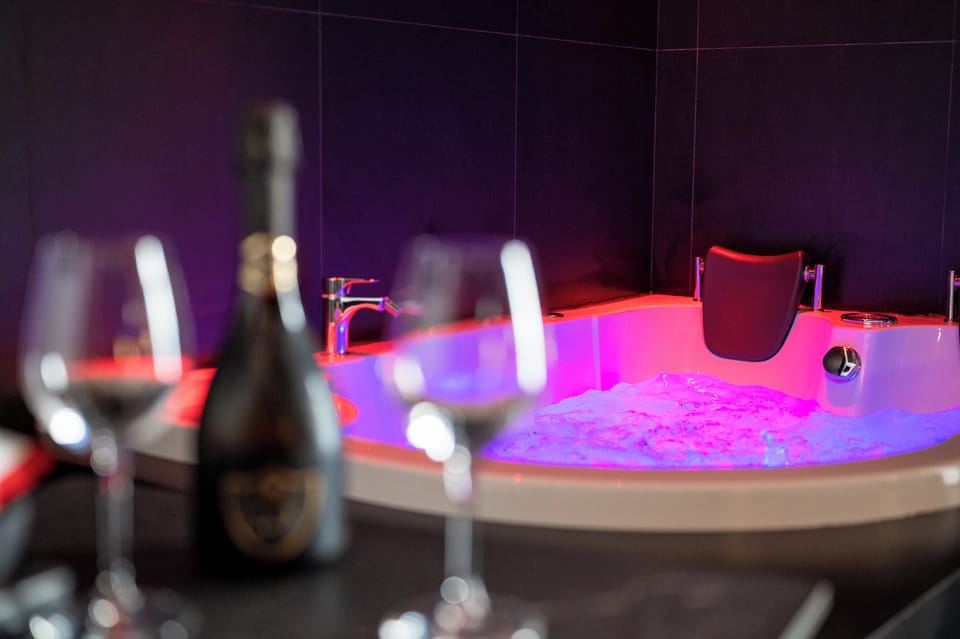 Luxury Suite | 1 bedroom, soundproofing, free WiFi, bed sheets