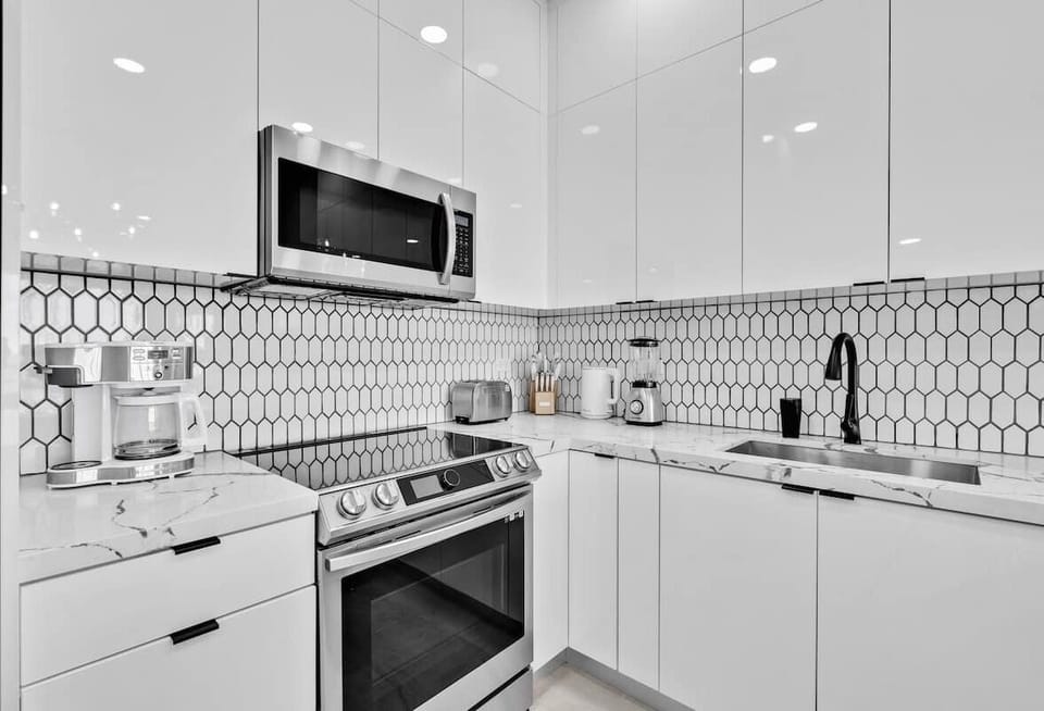 Stylish kitchen with bold backsplash! Enjoy modern appliances and sleek finishes for easy vacation cooking.