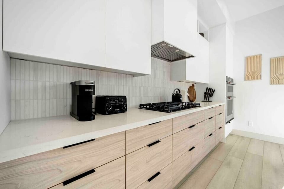 Range and kitchen amenities