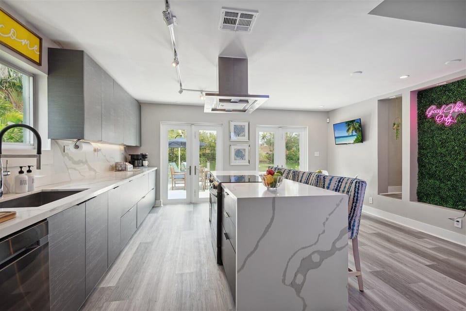 Fully equipped kitchen with coffee bar 