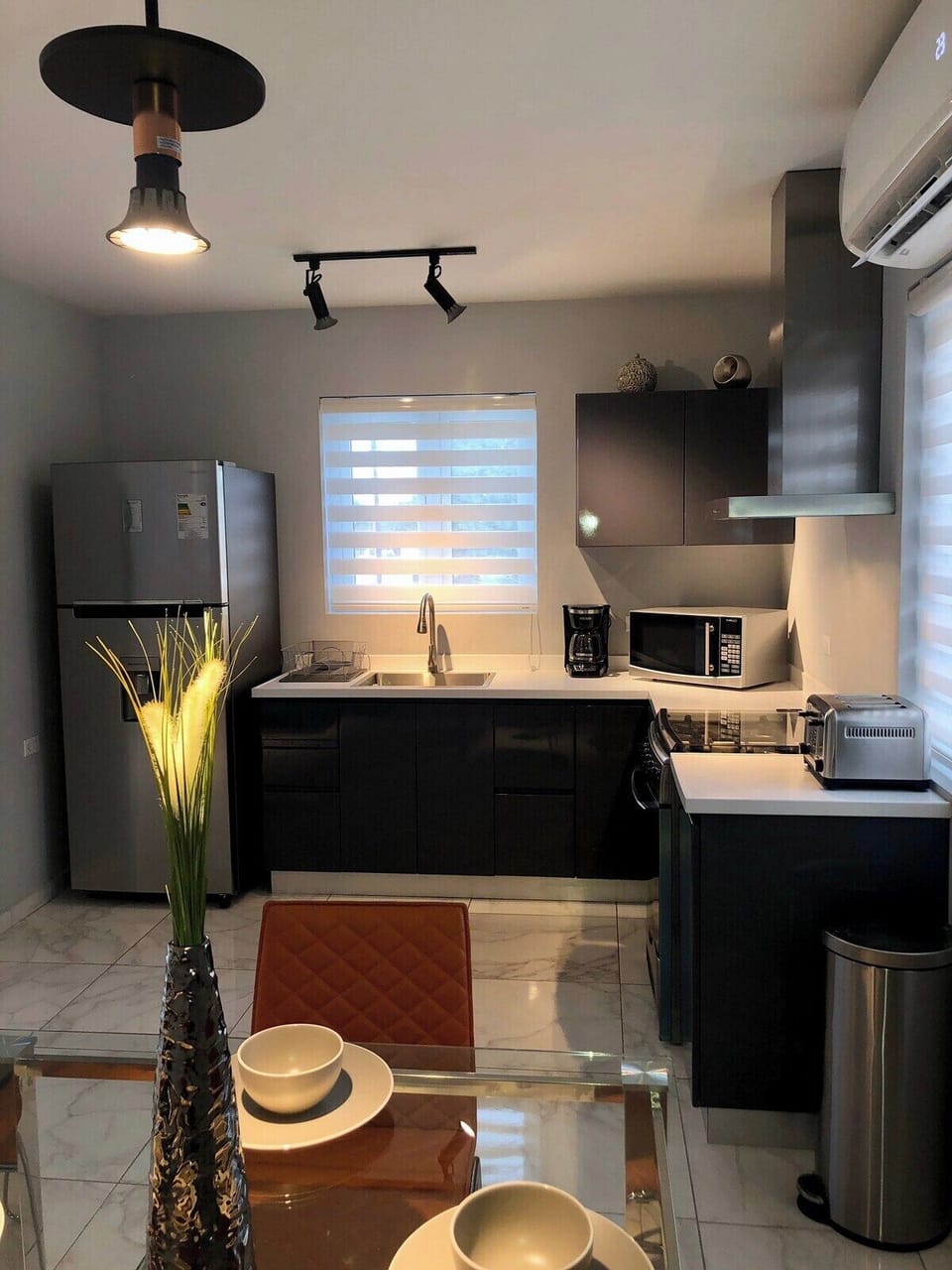 XevizeApt-1- 2BR-1BTH-modern - perfect location (210)