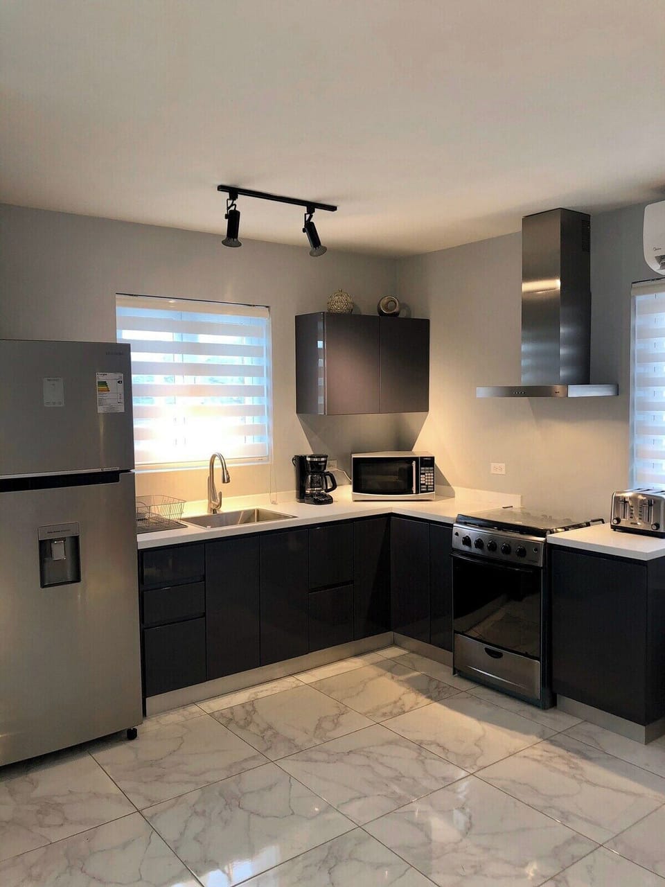 XevizeApt-1- 2BR-1BTH-modern - perfect location (211)