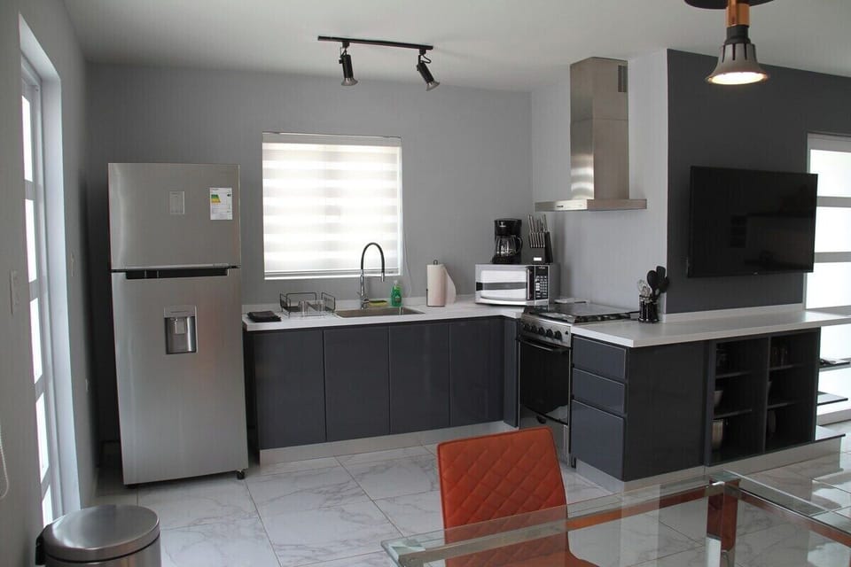Xevize Apartment 4-Modern-2BDR-1BTH-perfect location (271)