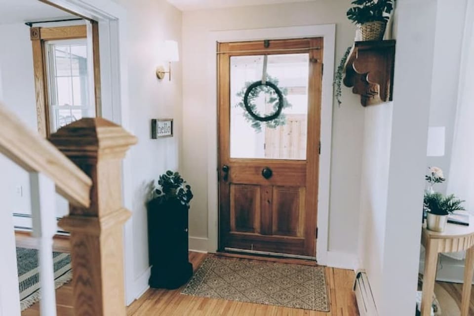 Main entrance, original front door from late 1800's