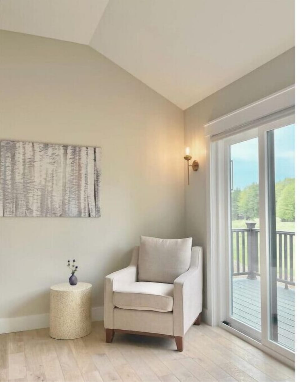 Upper level sitting area and balcony