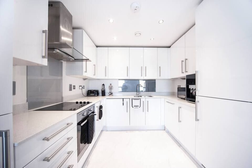 This kitchen is fully equipped with a dishwasher, washing machine, dryer, kettle, toaster, oven, four cooking hobs, fridge freezer, and all necessary kitchenware. In addition, we also provide complimentary tea and coffee for your convenience.
