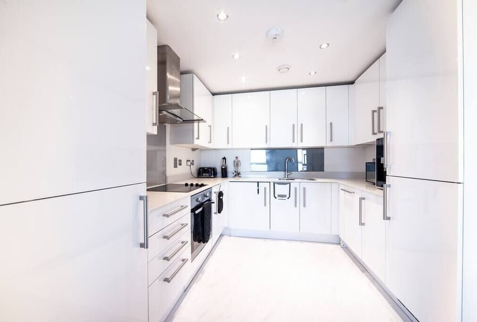 This kitchen is fully equipped with a dishwasher, washing machine, dryer, kettle, toaster, oven, four cooking hobs, fridge freezer, and all necessary kitchenware. In addition, we also provide complimentary tea and coffee for your convenience.