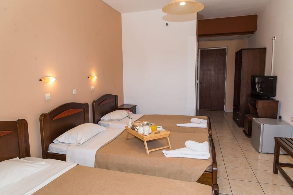 Triple Room | Iron/ironing board, WiFi, bed sheets