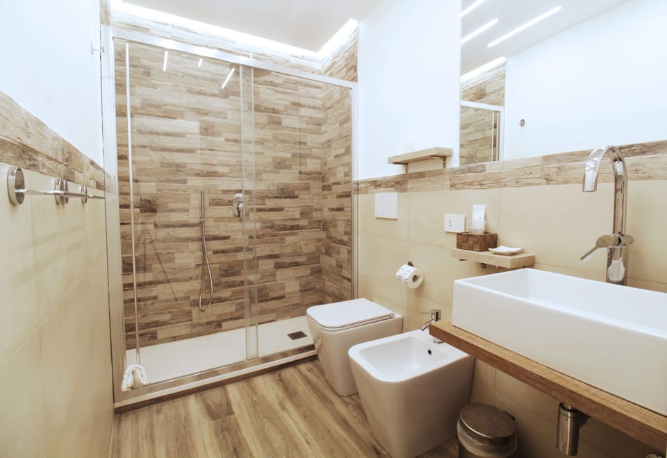 Deluxe Double Room, Balcony | Bathroom | Shower, free toiletries, hair dryer, bidet