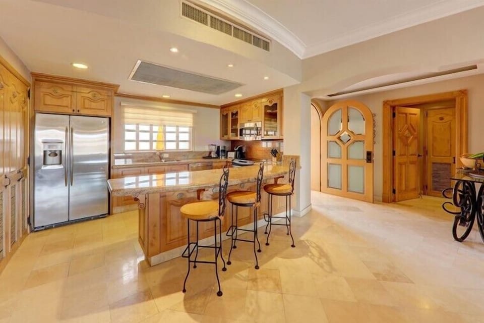 Kitchen with breakfast bar