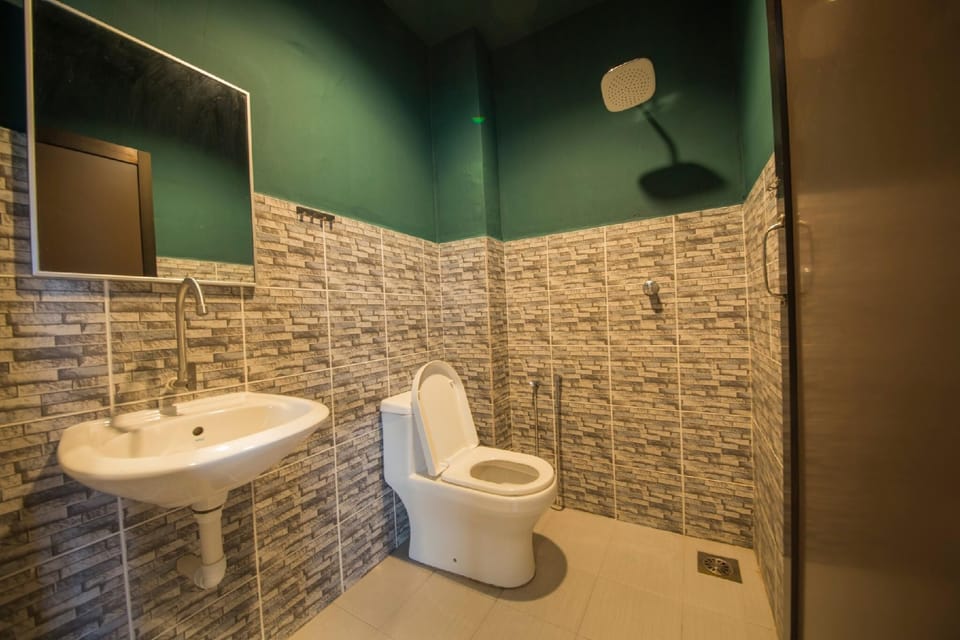 Family Room | Bathroom | Shower, hair dryer, towels