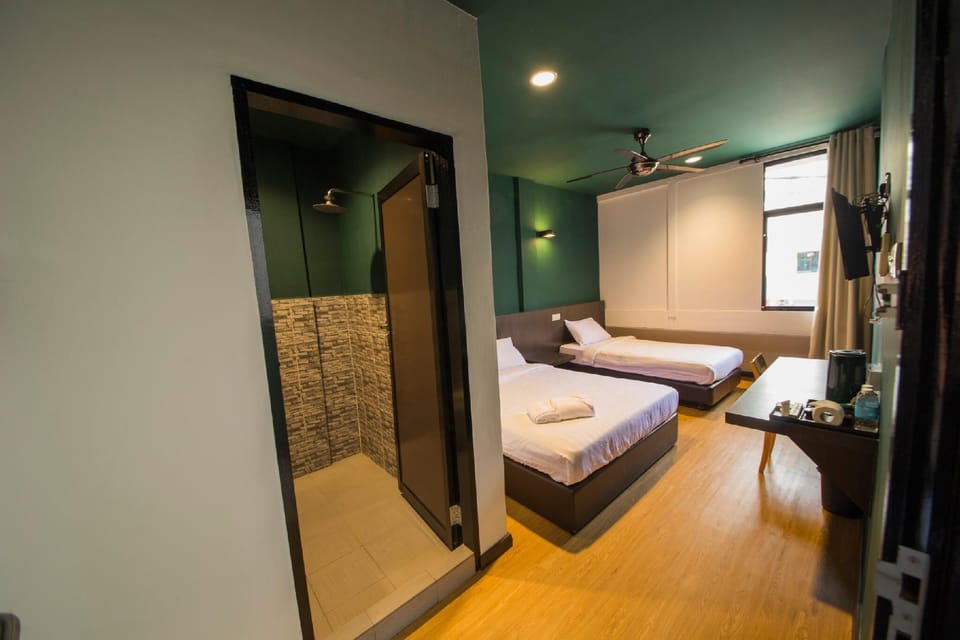 Basic Triple Room | Iron/ironing board (on request), WiFi (free), bed sheets