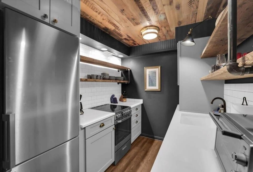 The fully equipped kitchen features a full range of appliances and all the basic cookware needed to whip up a delicious meal.
