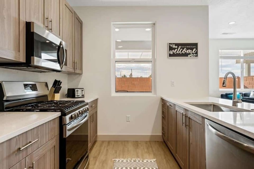 Townhome, 3 Bedrooms | Private kitchen | Fridge, oven, coffee/tea maker, toaster