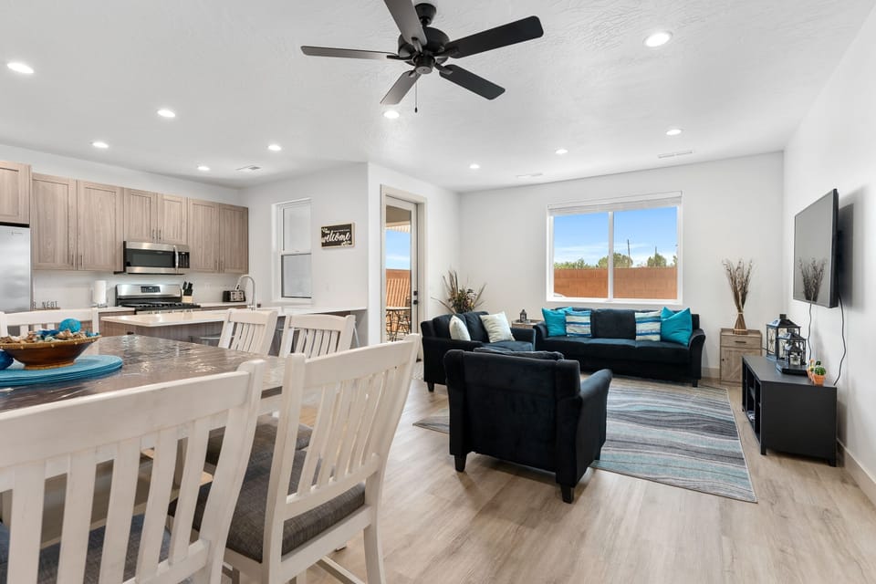 Townhome, 3 Bedrooms | Private kitchen | Fridge, oven, coffee/tea maker, toaster