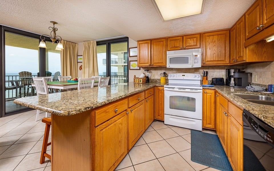 Condo, 3 Bedrooms | Private kitchen | Fridge, oven, coffee/tea maker