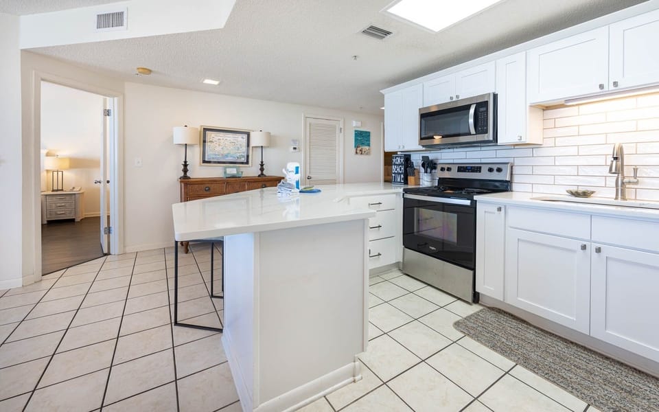 Condo, 3 Bedrooms | Private kitchen | Fridge, oven, coffee/tea maker