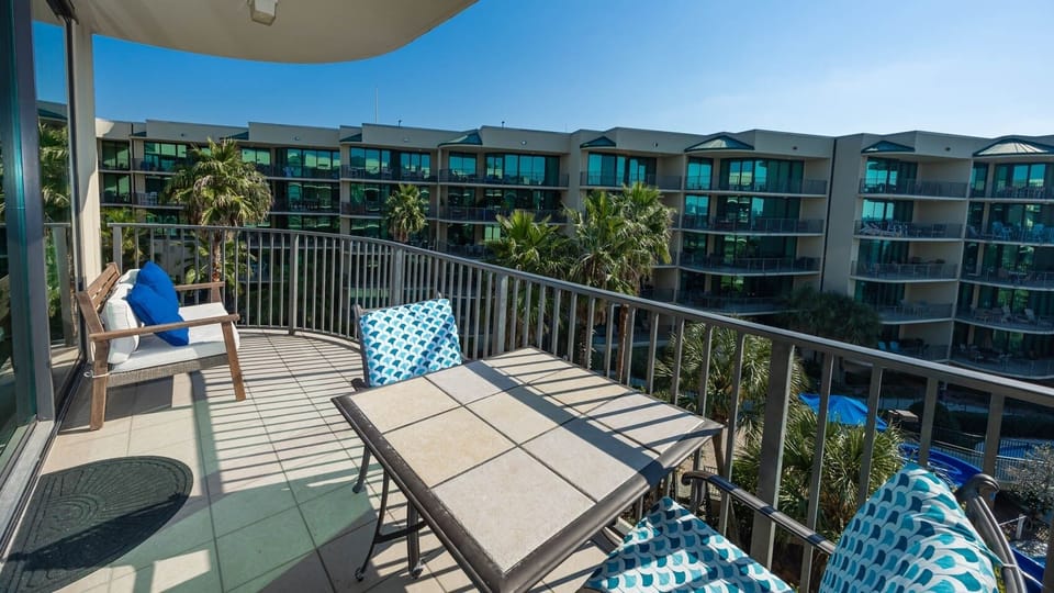 Condo, 2 Bedrooms | Property grounds