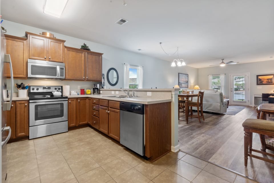 Condo, 3 Bedrooms | Private kitchen | Fridge, oven, coffee/tea maker, toaster