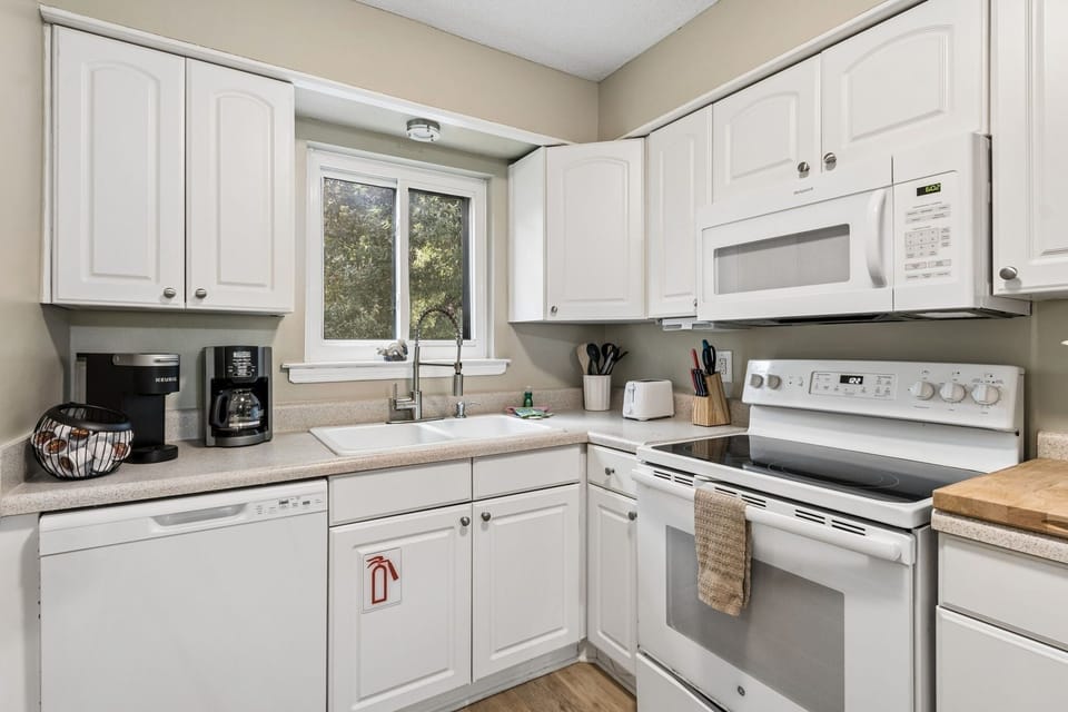 Condo, 2 Bedrooms | Private kitchen | Coffee/tea maker, fridge, oven