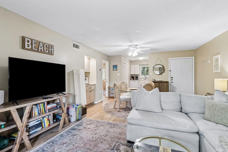 Condo, 2 Bedrooms | Living area