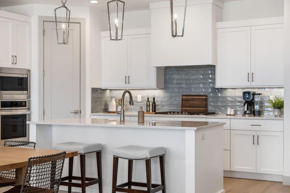 Townhome, 4 Bedrooms | Private kitchen | Fridge, oven, coffee/tea maker, toaster