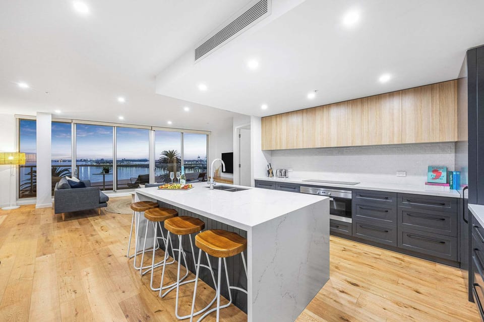 Kitchen & Breakfast table
