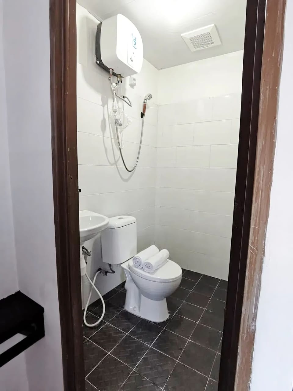 Deluxe Double Room | Bathroom | Shower, rainfall showerhead, towels