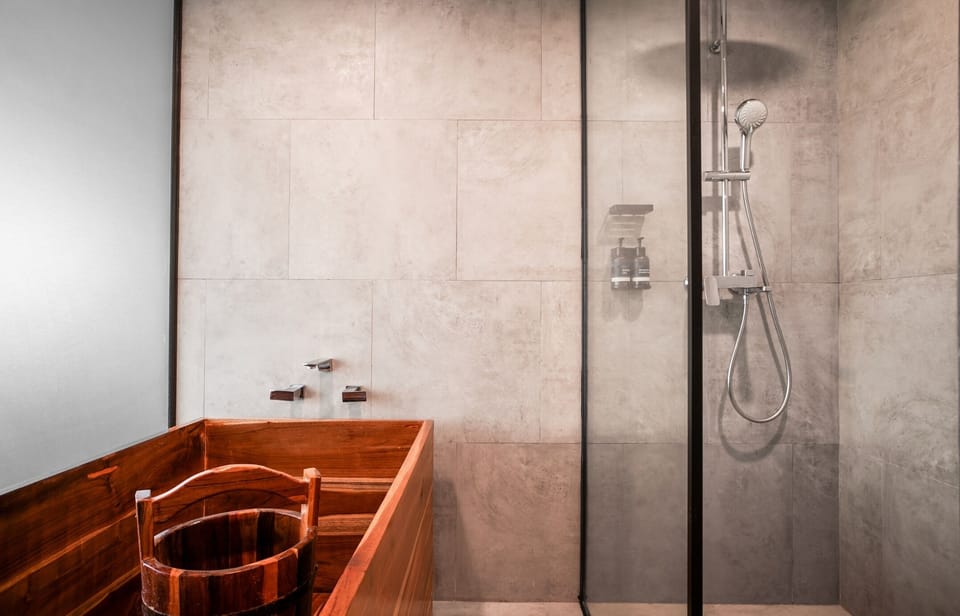 Suite Ofuro | Bathroom | Shower, rainfall showerhead, towels, soap