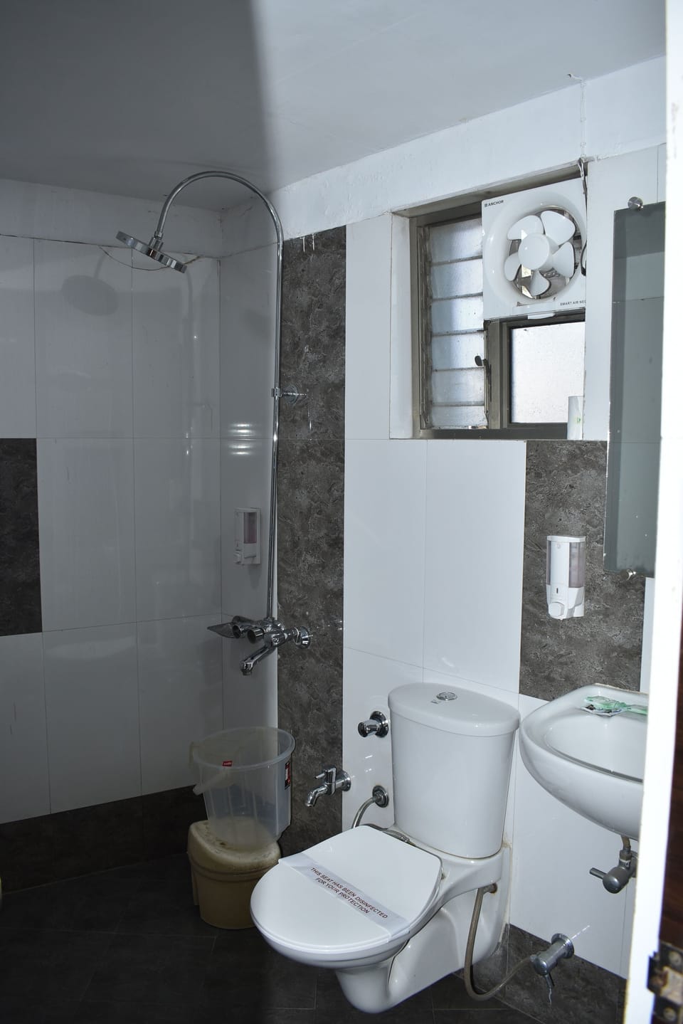 Shower, rainfall showerhead, free toiletries, towels