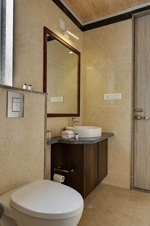 Shower, rainfall showerhead, free toiletries, hair dryer