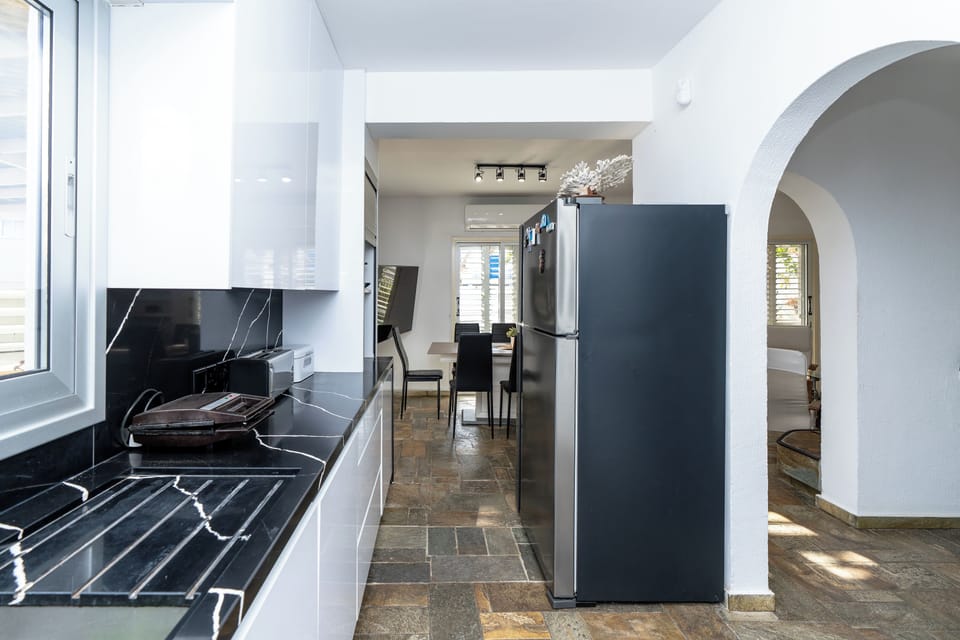 Comfort Villa | Private kitchen | Full-size fridge, oven, stovetop, electric kettle