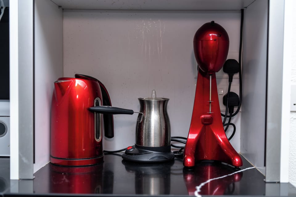 Comfort Villa | Private kitchen | Full-size fridge, oven, stovetop, electric kettle