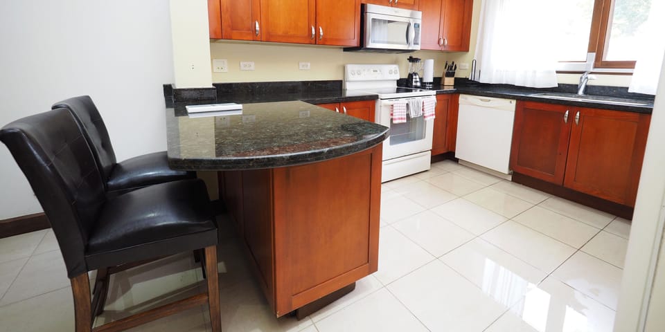 Apartment, 2 Bedrooms (Macaw #3) | Private kitchen | Full-size fridge, microwave, oven, stovetop